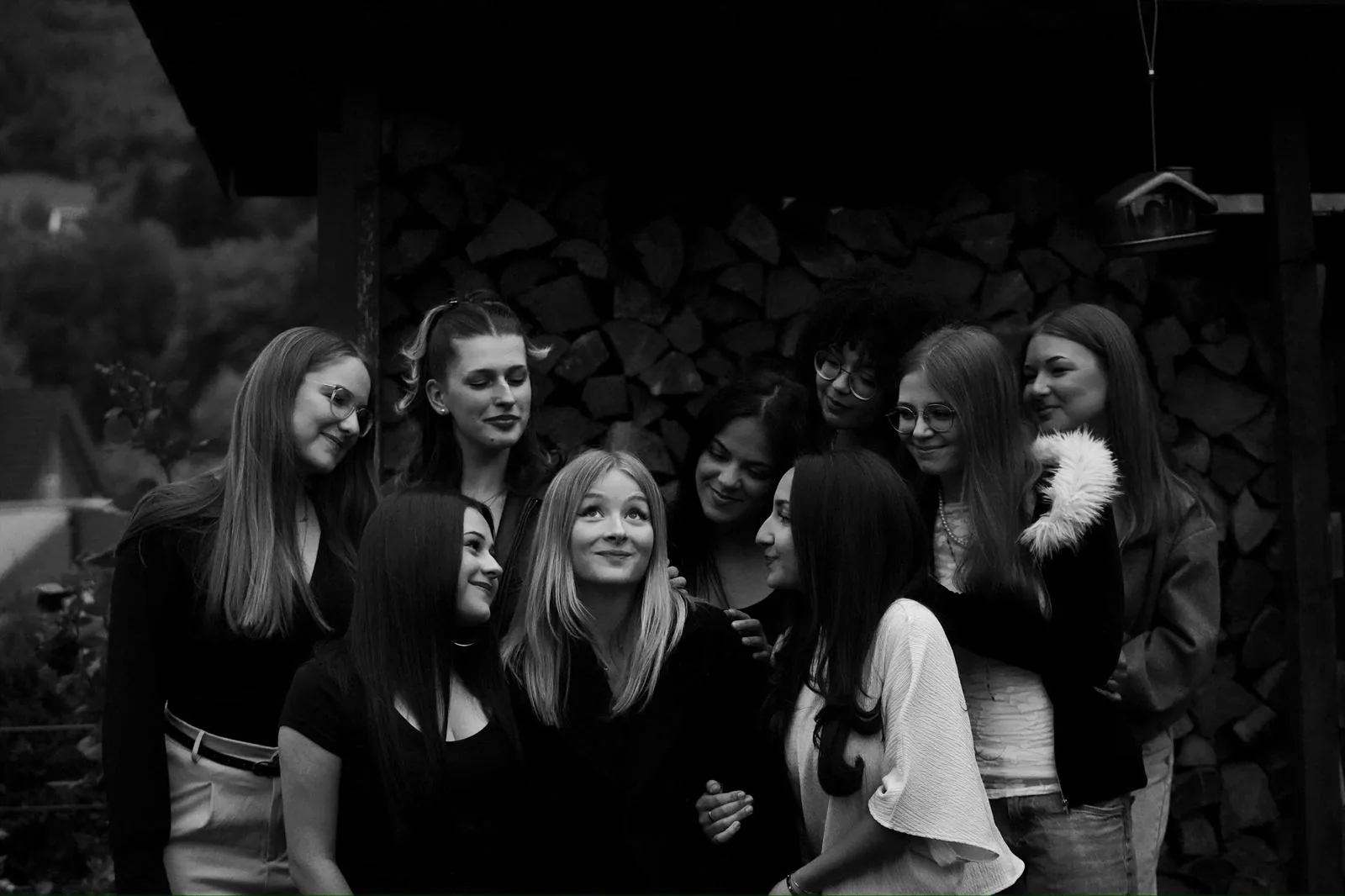 Gruppenfoto bei einer Feier, Schwarzweiß