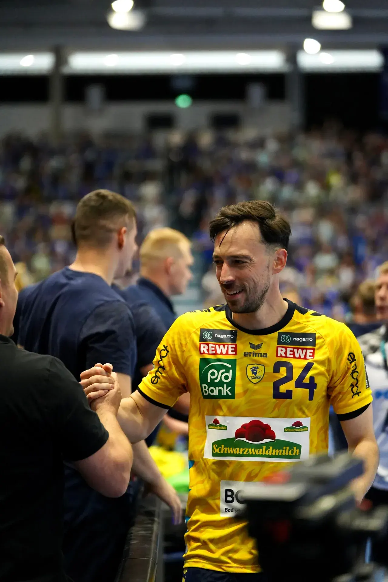 Handballspieler wird von Fans gefeiert