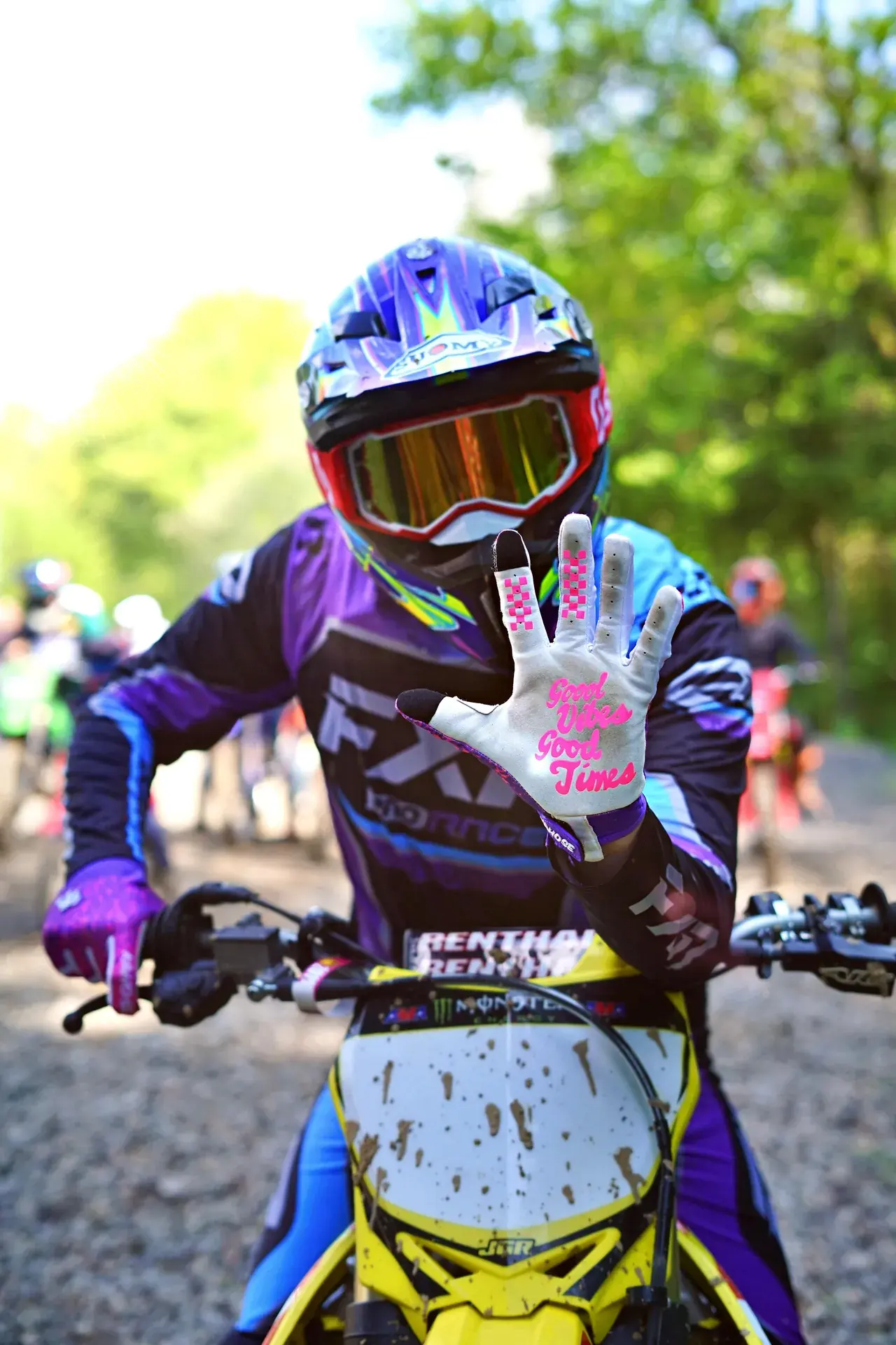 Motocross-Fahrer in voller Montur