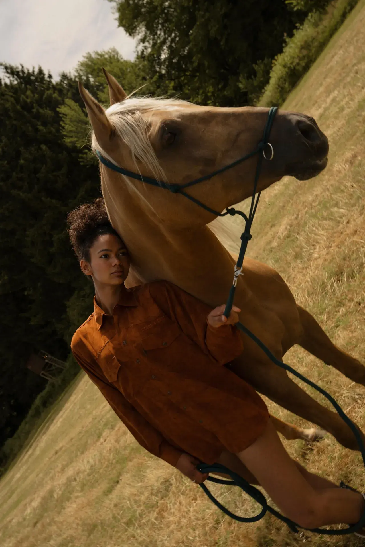 Delia mit ihrem Pferd auf der Weide